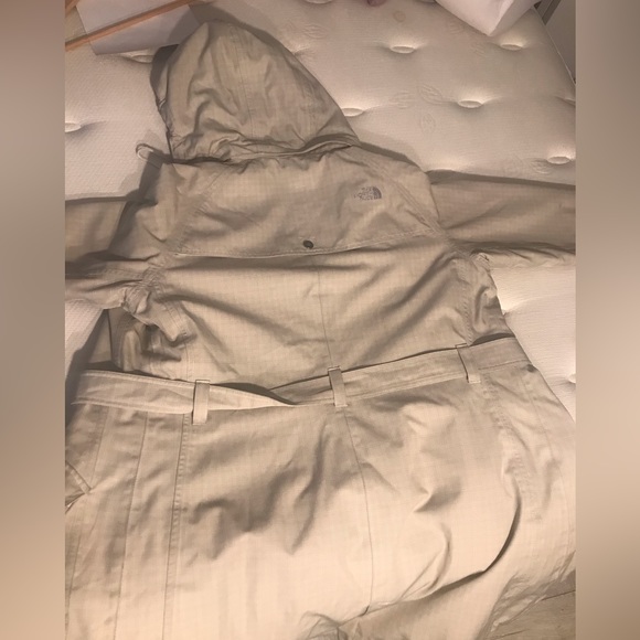 Sold—-> The North Face got you covered - Beige Coat to keep you warm - Picture 7 of 13